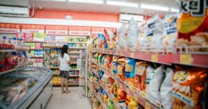 Illustration de Aliments “sains” : le scandale des produits ultra-transformés révélé ultra-processed-food-supermarket