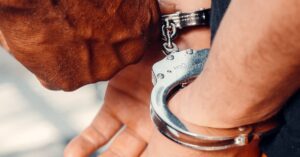 Illustration de Catastrophe de l'IA : Une grand-mère emprisonnée cinq mois par erreur wrongful-arrest-AI