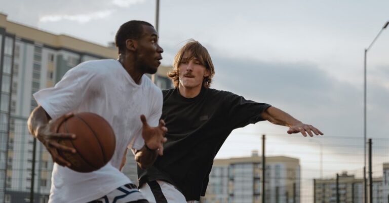 Illustration de Wembanyama et les Spurs face au désastre des finales de conférence Basketball-match-Oklahoma-City