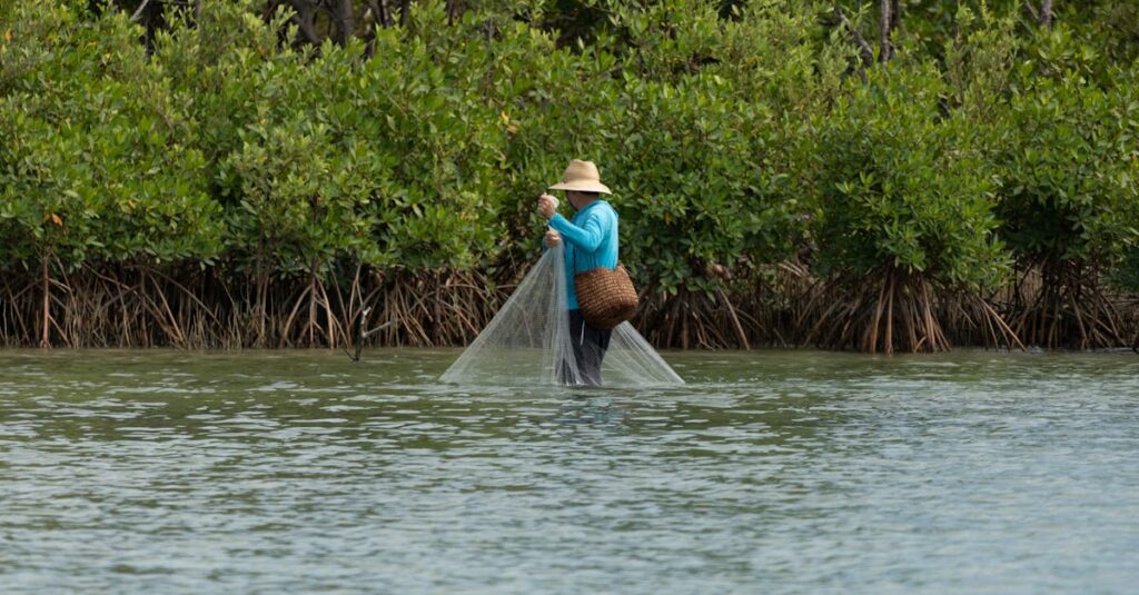 Colombian-women-fishing-mangrove