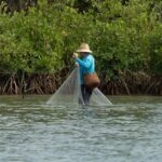 Colombian-women-fishing-mangrove