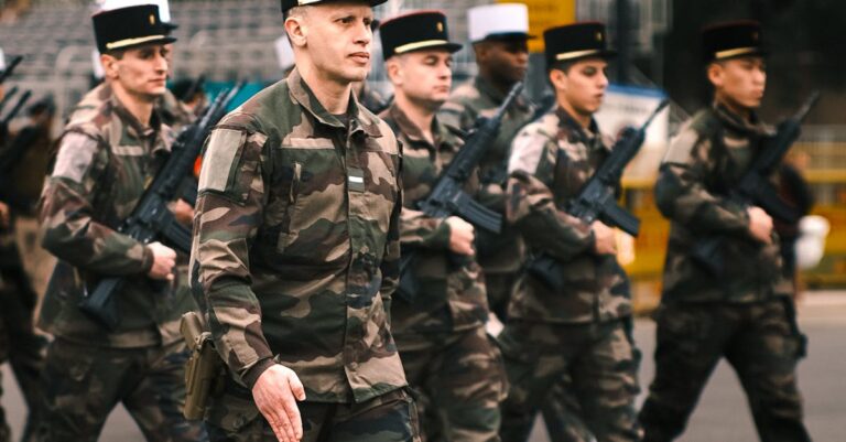 Illustration de Armées françaises : un budget toujours insuffisant face à l'effondrement imminent French-military-budget-crisis