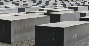 Holocaust-memorial-graffiti-Drancy