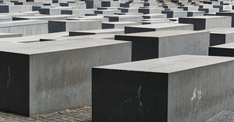 Holocaust-memorial-graffiti-Drancy