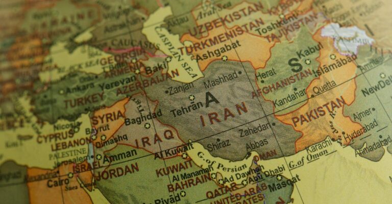 Illustration de Détroit d'Ormuz : l'Iran défie le monde, l'escalade menace Iran-Strait-Hormuz-map