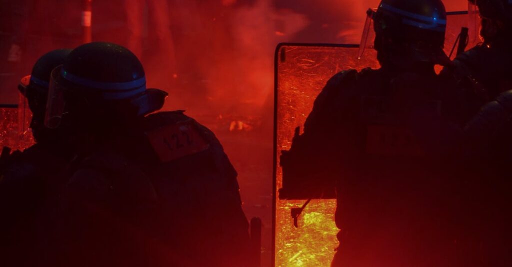 Illustration de Chaos post-PSG : la France sombre, l'élite politique s'aveugle Paris-riot-after-football-victory