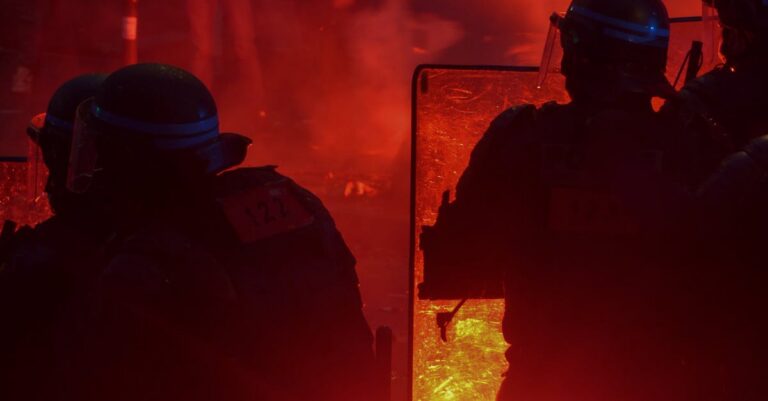Illustration de Chaos post-PSG : la France sombre, l'élite politique s'aveugle Paris-riot-after-football-victory
