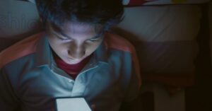 Teenager-smartphone-night