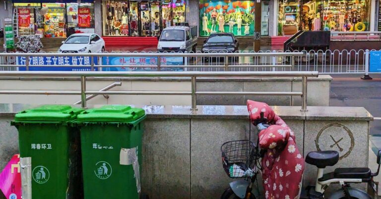 Trump-visit-China-garbage