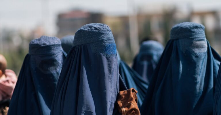 afghanistan-women-burqa