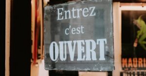 Illustration de La France face au déclin de ses entreprises : un constat alarmant bankrupt-french-business