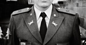 Illustration de Affaire Benalla : Les sombres dessous d'un scandale d'État qui hante Macron Alexandre-Benalla-police-helmet
