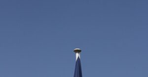 Illustration de La France face au déclin : un avenir sombre se profile French-flag-decline