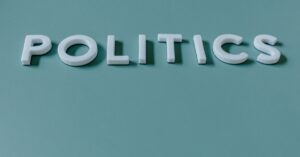 Illustration de Présidentielle 2027 : un duel droite-centre droit qui divise French-presidential-election-debate