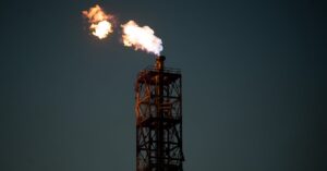 Illustration de Kazakhstan : Une Économie Accrochée au Pétrole, Prête à Chuter ? Kazakhstan-oil-refinery-pollution