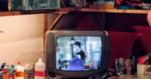 Illustration de Affaire Dupont de Ligonnès : M6 piégée, un faux prêtre sème le chaos M6-studio-chaos