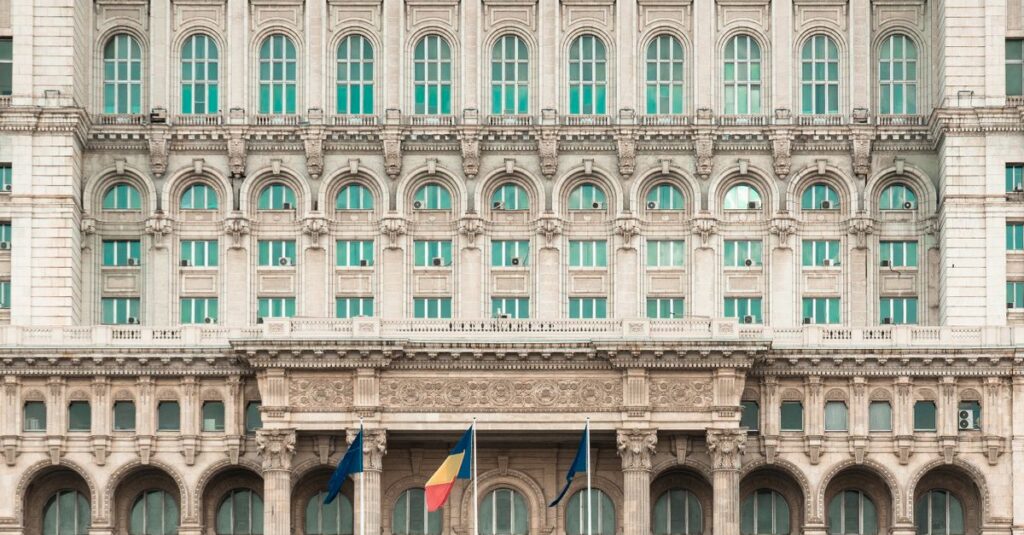 Illustration de Chaos politique en Roumanie : un nouveau Premier ministre face à l'échec Romanian-parliament-political-crisis