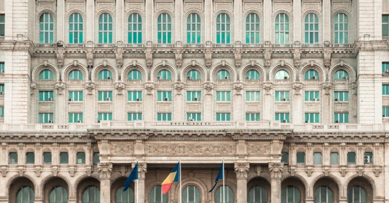 Illustration de Chaos politique en Roumanie : un nouveau Premier ministre face à l'échec Romanian-parliament-political-crisis