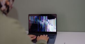 Illustration de Catastrophe numérique : votre navigateur est obsolète broken-computer-screen