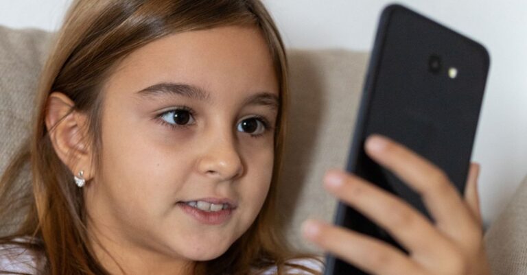 Illustration de ULTIMATUM CHOC : Londres met la pression sur la Tech face à l'horreur des images d'abus child-online-safety-crisis
