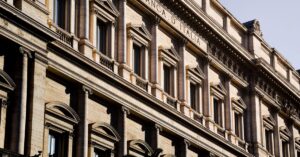 Illustration de Fusion bancaire italienne : un géant fragile sur des bases incertaines italian-banks-merger-1