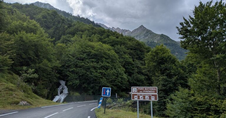 Illustration de Macron s'affiche au Tour : une diversion coûteuse et superflue ? Emmanuel-Macron-Tour-de-France-Pyrenees