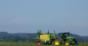 Illustration de Catastrophe agricole : un pesticide toxique fait son retour France-agriculture-pesticide