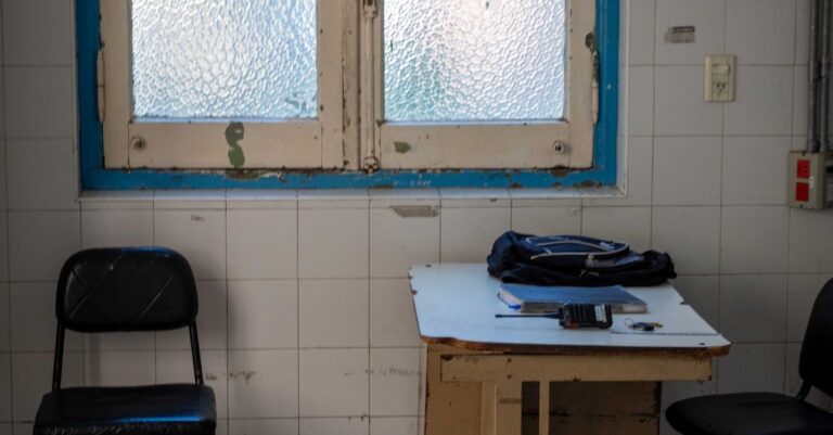Illustration de Déserts médicaux : l'impuissance criante des maires français French-empty-medical-office