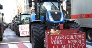 Illustration de Catastrophe agricole : La France au bord du gouffre French-farmer-protest-1