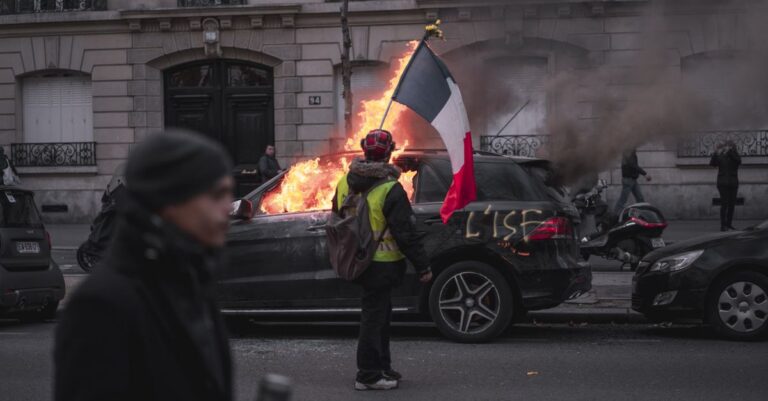 Illustration de La France dans l'impasse : le pari risqué de Macron plonge le pays dans le chaos French-political-chaos-Macron