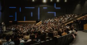 Illustration de Attal critique ses rivaux : une stratégie désespérée pour 2027 ? Gabriel-Attal-speech-crowd