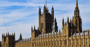 Illustration de Londres frappe, Moscou rit: des sanctions dérisoires après la mort de Navalny London-Parliament-sanctions