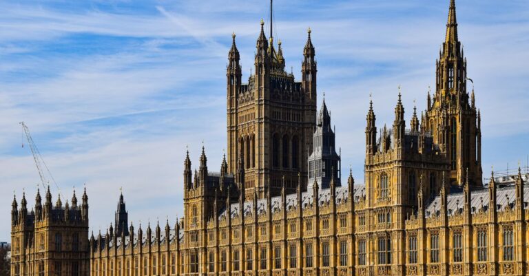 Illustration de Londres frappe, Moscou rit: des sanctions dérisoires après la mort de Navalny London-Parliament-sanctions