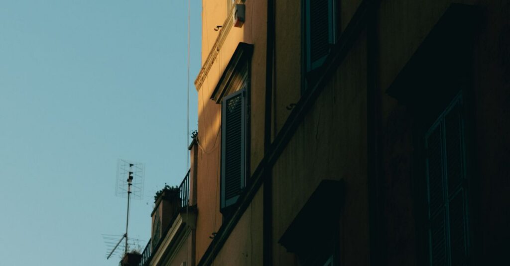 Illustration de Vatican: l'opacité accablante sur le sort du prêtre abuseur Vatican-building-shadows