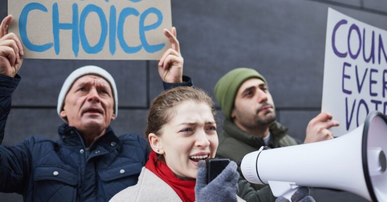 Illustration de Retailleau à la dérive : les Jeunes LR s'agitent en vain pour 2027 Young-people-demonstrating-politics