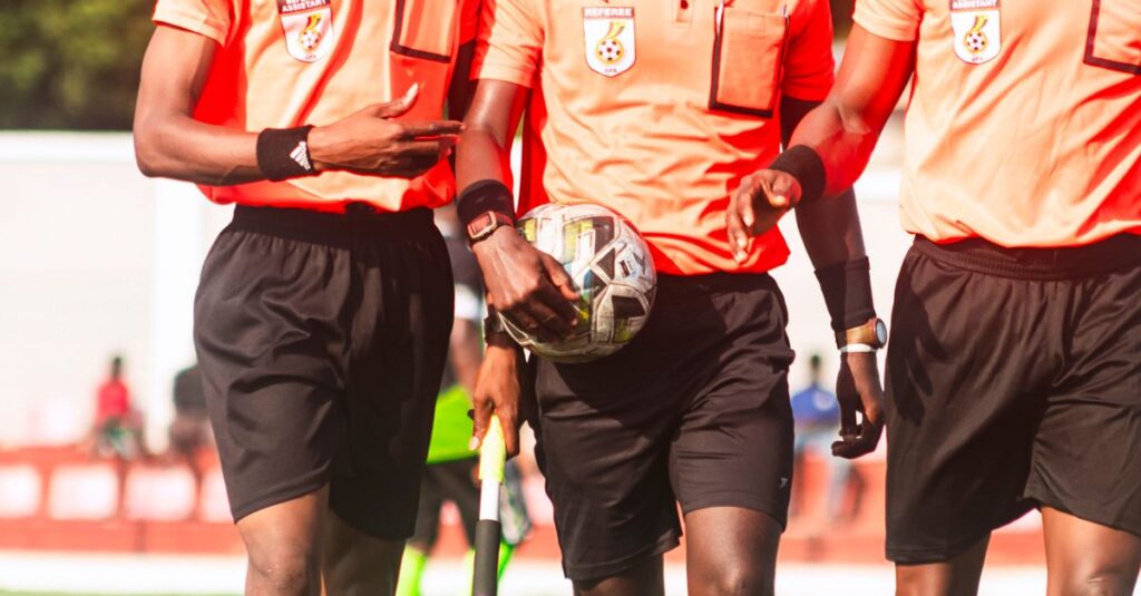 Illustration de Arbitre de la honte : Tantashev, le cauchemar des Bleus football-referee-scandal