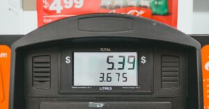 Illustration de Carburants : La "bataille" des prix, un leurre pour les consommateurs ? gas-station-prices