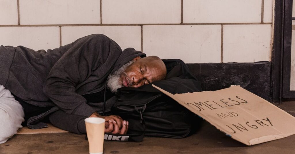 Illustration de La France sacrifie-t-elle ses citoyens les plus vulnérables ? homeless-people-struggling