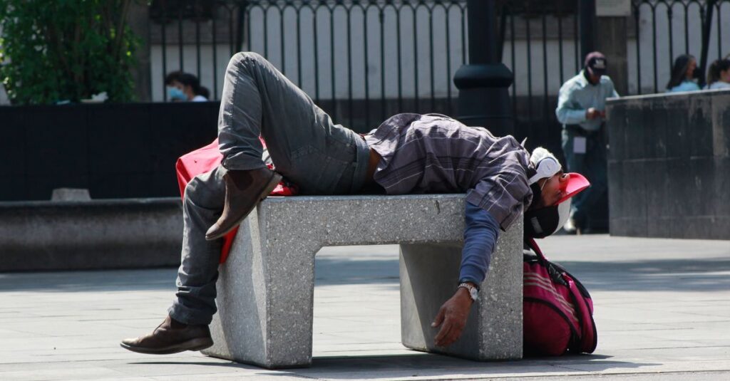 Illustration de Canicules : l'illusion d'une adaptation humaine face au désastre hot-city-exhausted-people