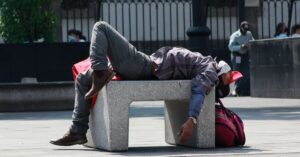 Illustration de Canicules : l'illusion d'une adaptation humaine face au désastre hot-city-exhausted-people