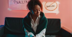 Illustration de Précarité, violences : le cerveau des jeunes sous l'emprise du mal-être youth-mental-health-struggles