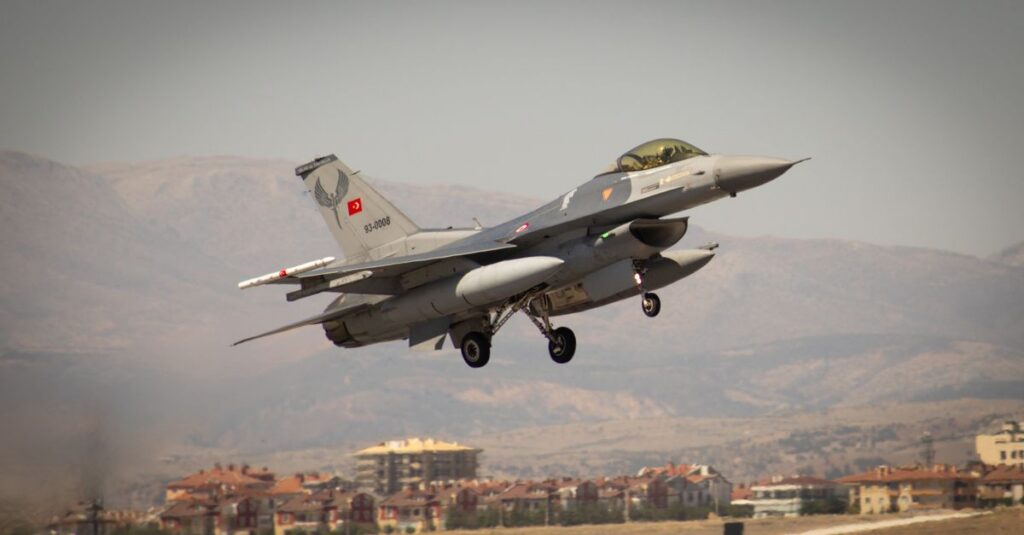 Illustration de Catastrophe évitée de justesse : un F-16 turc s'écrase en plein entraînement F-16-jet-crash-Turkey-Yalova