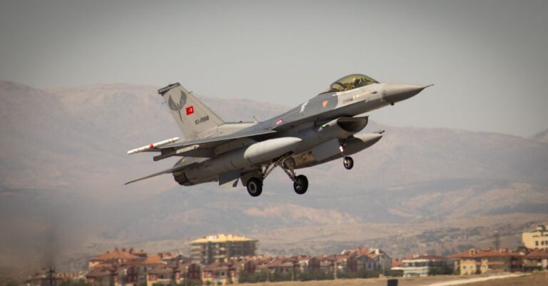 Illustration de Catastrophe évitée de justesse : un F-16 turc s'écrase en plein entraînement F-16-jet-crash-Turkey-Yalova