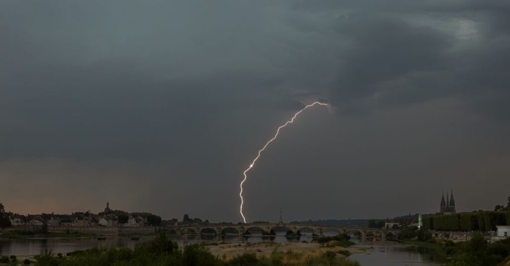 Illustration de Canicule et orages : la France à l'épreuve du chaos climatique France-heatwave-storm