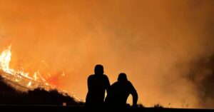Illustration de La France face à une série noire : Incendies, drames et polémiques à répétition France-wildfires-chaos