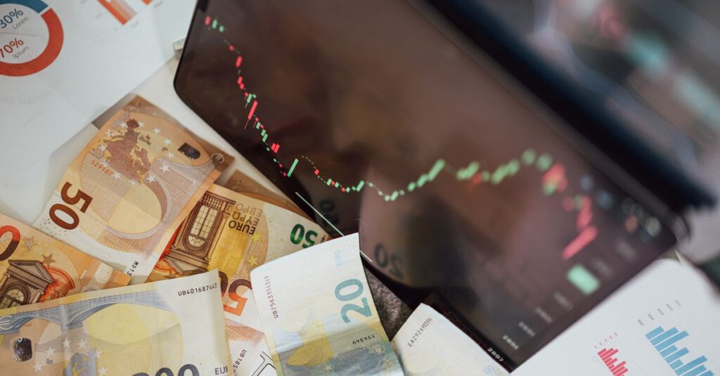 Illustration de Chute dramatique : l'économie française sous le joug de l'échec et de la stagflation French-economy-crisis-23