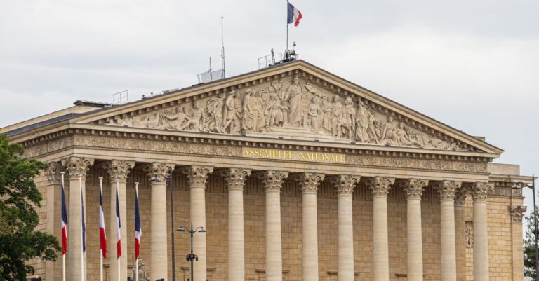 Illustration de La France face à un déficit budgétaire alarmant et persistant French-government-debt-7