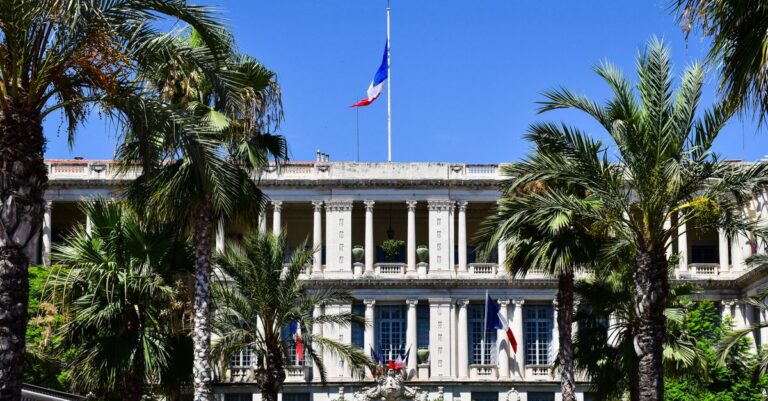 Illustration de Vacances ministérielles : le fiasco estival de la Macronie French-government-vacation-crisis