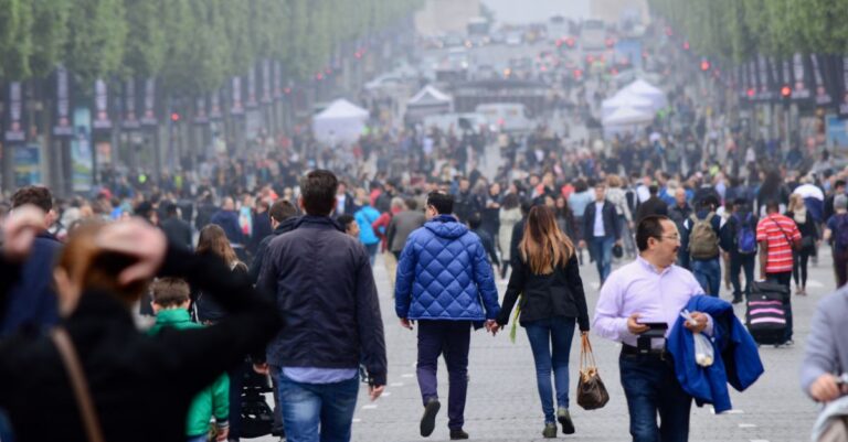 Illustration de France : 50 ans de décisions qui ont mené au déclin social French-social-decline