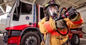 Illustration de Macron au Fort de Brégançon : hommages controversés aux pompiers Macron-speech-firefighters-Bormes